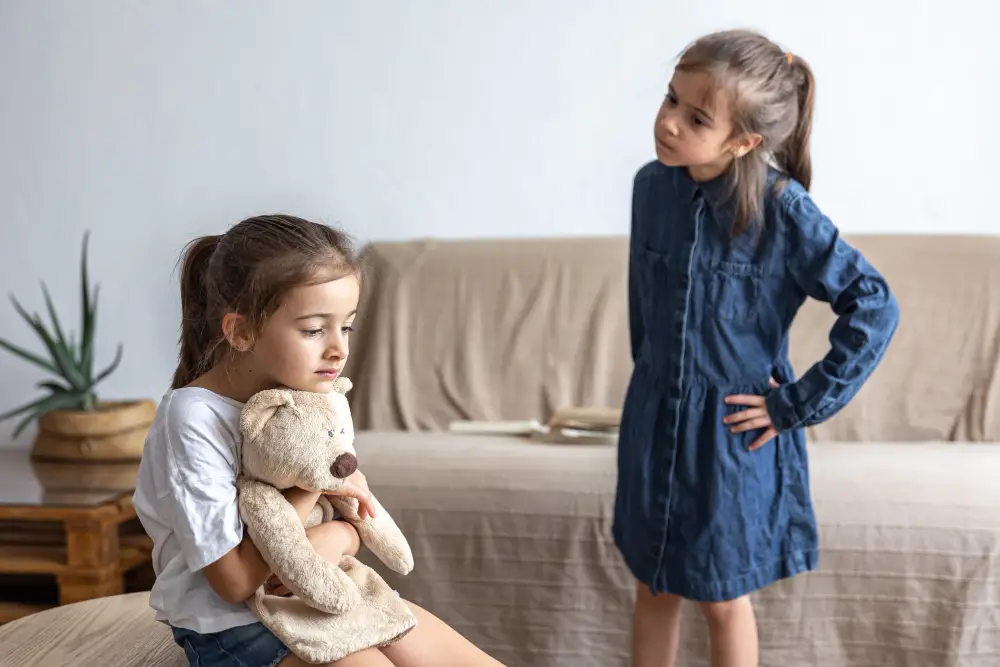 Dos niñas mirándose enfadadas que da pie sobre cómo evitar peleas entre hermanos